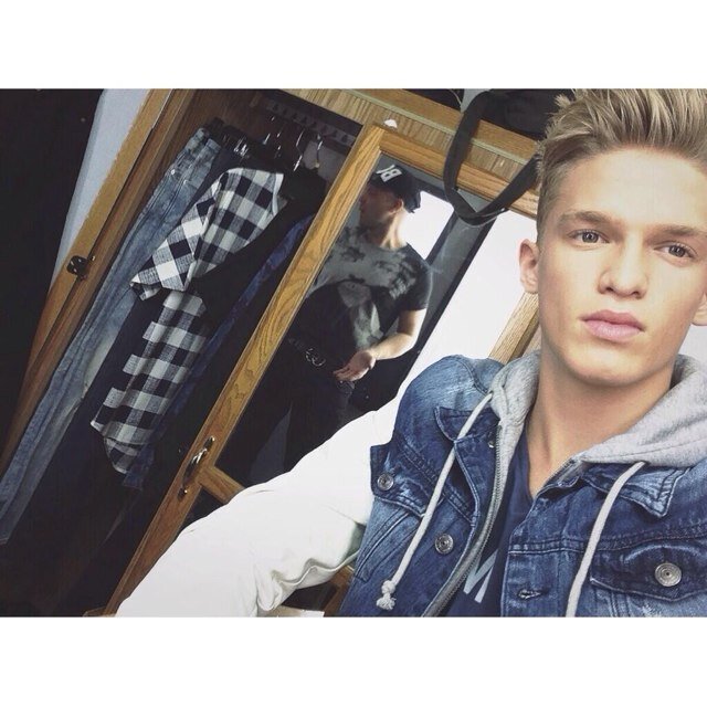 I want Cody to teach me how to surf! Cody follows me!!❤Alli follows me! :D La Da Dee.. @CodySimpson