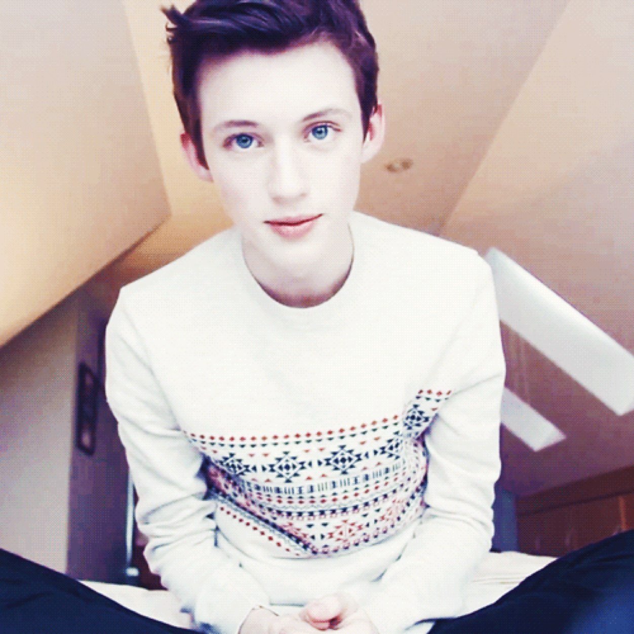 snugglytroye's profile picture. Troye likes boys. I like boys. Coincidence? I think not.