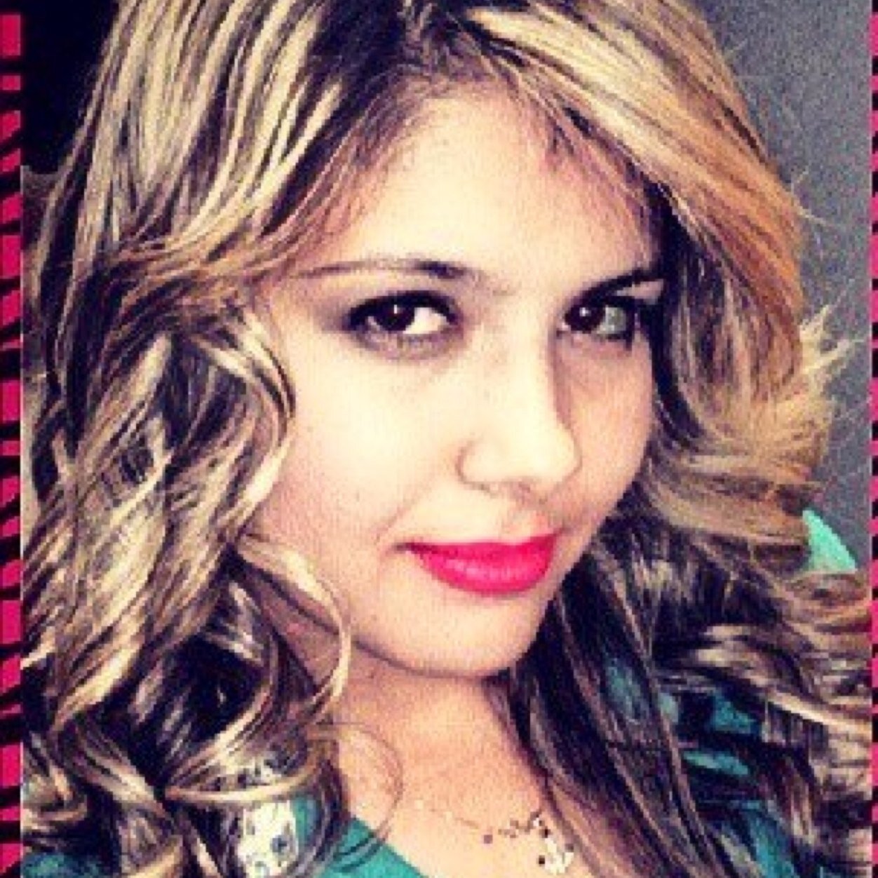 paulaalves285's profile picture. '' É preciso coragem para ser diferente e muita competência para fazer a diferença.''