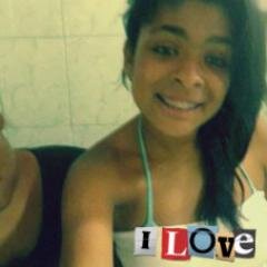Porque eu sou assim, meio esquisita, muito romântica, um pouco atacada, nada perfeita e um tanto dramática. #TeamFollowBack