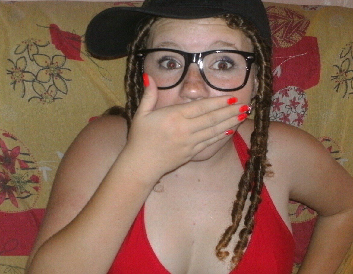 Tenho 16 anos.Não sou fria,Não sou grossa,Não sou metida.Sou cuidadosa,Apenas falo a verdade,Tenho amor próprio.!