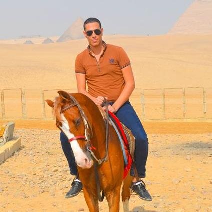 طالب فى هندسة و العيشة مرة