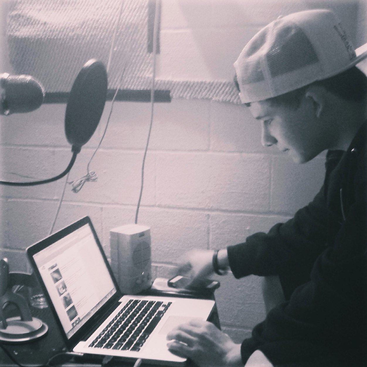 18. Recording hip-hop artist. Check out my newest stuff on Sound Cloud! MY SONG, DREAMS IS ON ITUNES AT: https://t.co/0kKAgFGLVx