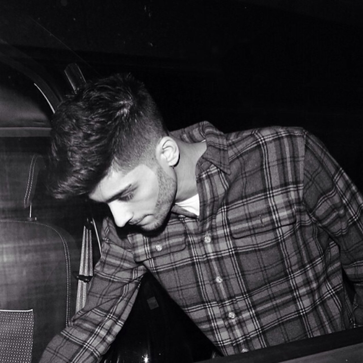 ☽ 0/5 how depressing . It will happen someday , stay magicallll ☾ 'i wish i was a punk rocker with flowers in my hair'