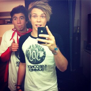 Follow my personal @Martine5sos :))  #5SOSFAM ♥ xxxxx I always follow back xo