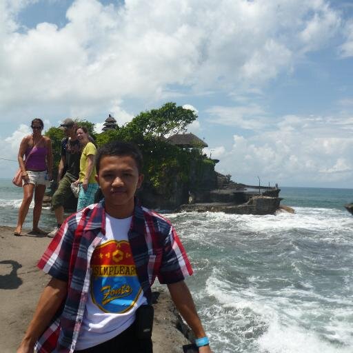 “Smile is a simple way of enjoying life.”
Senyum adalah cara sederhana dalam menikmati hidup.