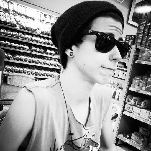 ''Mão na cabeça e skate no pé.'' ♥