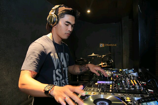 Semi Actor : DJ • MC • CP : labrecord.management@gmail.com /KENCANARY BREEDING & COMPETITION /instag: dhinoherdhy