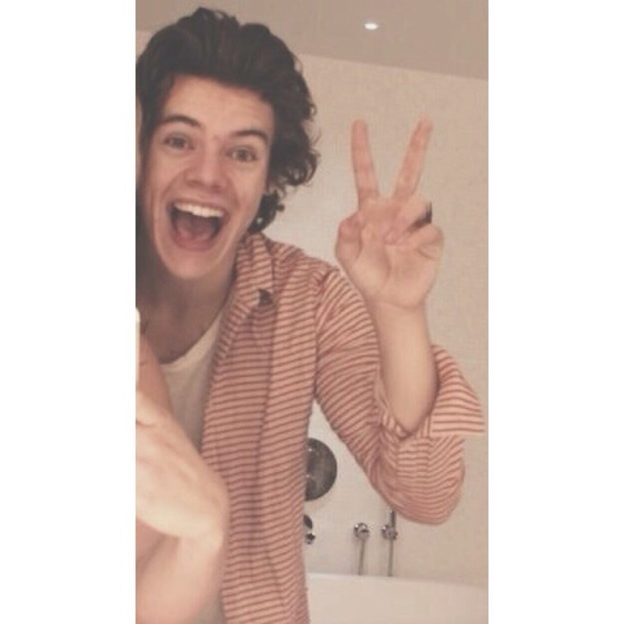 Hi! I just gave you a free follow so please follow my main @mulberryhxrry i follow back! Thanks!