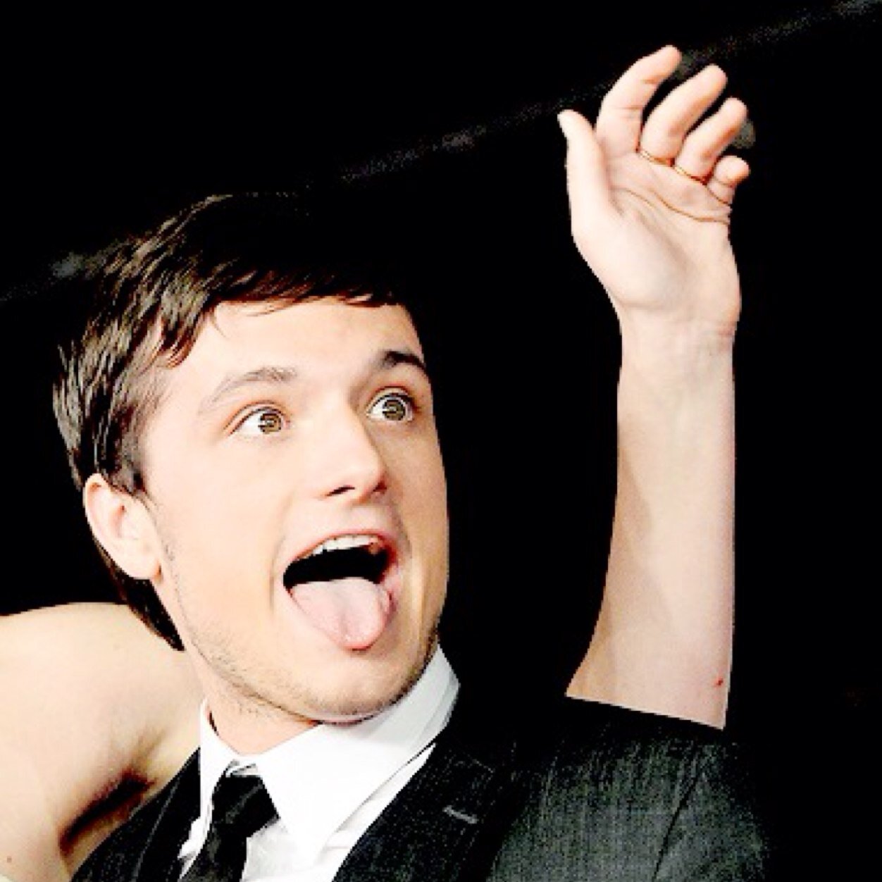 ∞. Josh, sobe nesse banco pra mim te beijar
