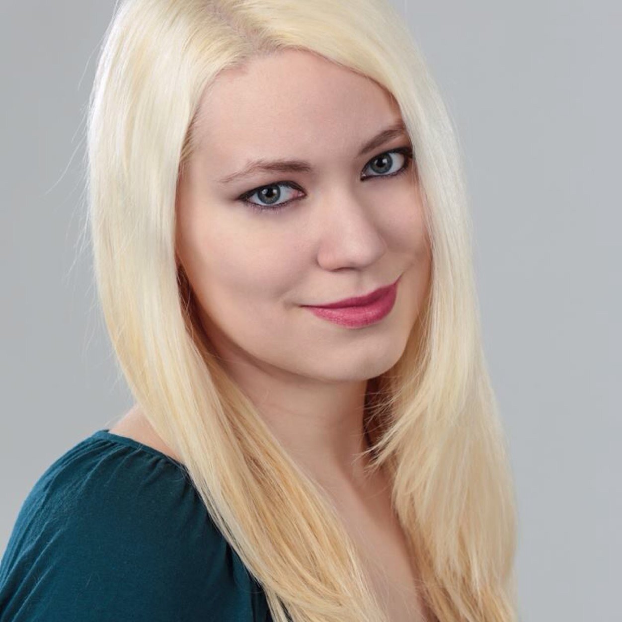 Singer, actress, writer in NYC. My favorite movie is Repo! The Genetic Opera and I listen to random types of music.