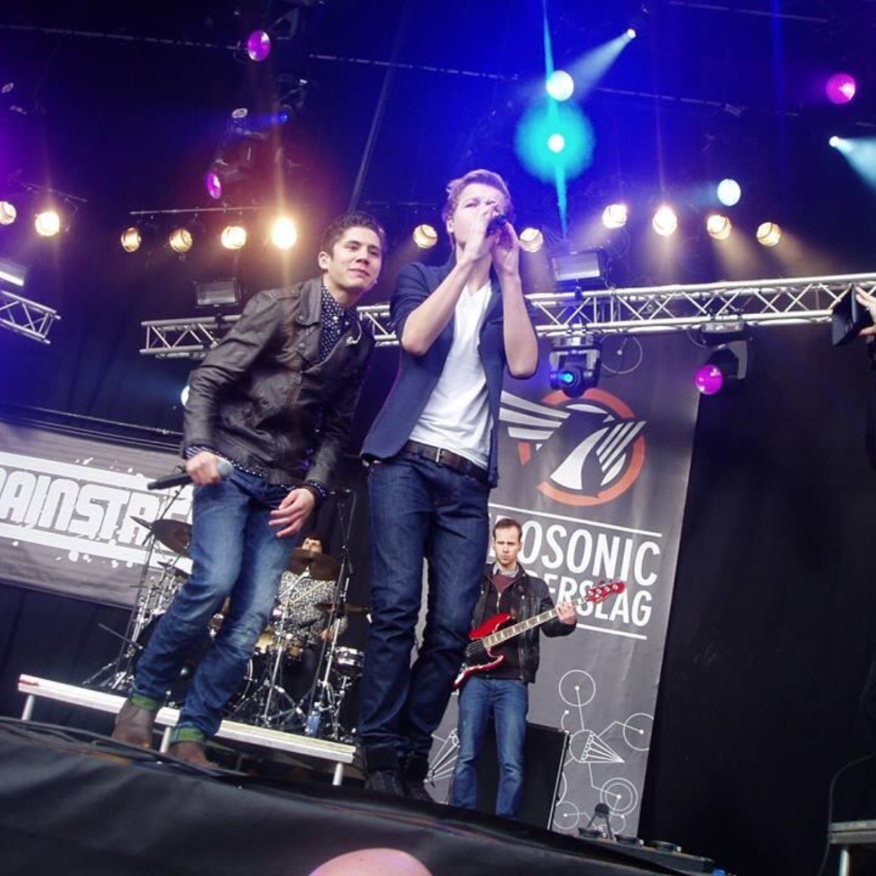 Dutch Songwriter // @ NewSkoolRecords//Co Manager Selma! // @__Selmaaa // 2e acc van @x_NORDlove als het nodig is //