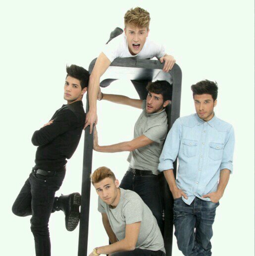Auryn~Nuestra felicidad, nuestra vida, nuestro sueño, nuestros idolos
BlueHeart's.#DFD #DMF #CPM #AGGG #BCM ~ Espero que os guste nuestra novela :)