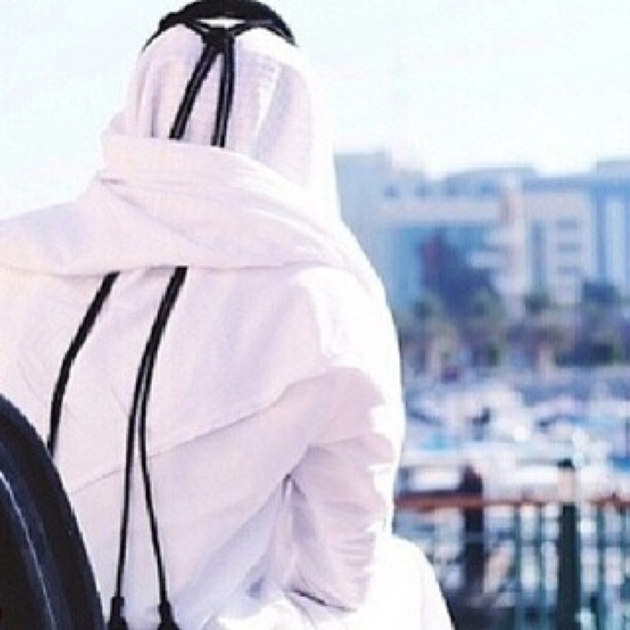 اسرحُ كثيراً واكتبُ كثيراً وحينَ يسألونِي منَ هو أُجِيبُ مجردُ خيالاتْ ويمضونْ مُصَدِقينْ وأبقى أحِبك ...... شاعر .، متذوق شعر .، Q8