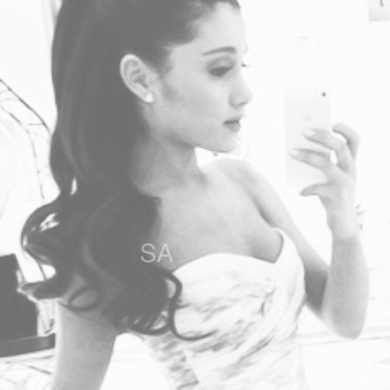 Follow @StarlitAriana please