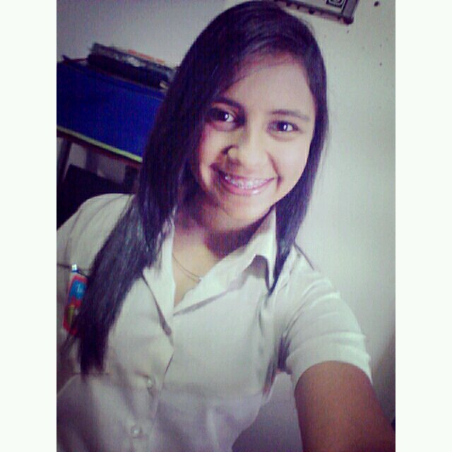 Una chama que le gusta compartir con sus amigos, que le gusta la música y bailar. :$