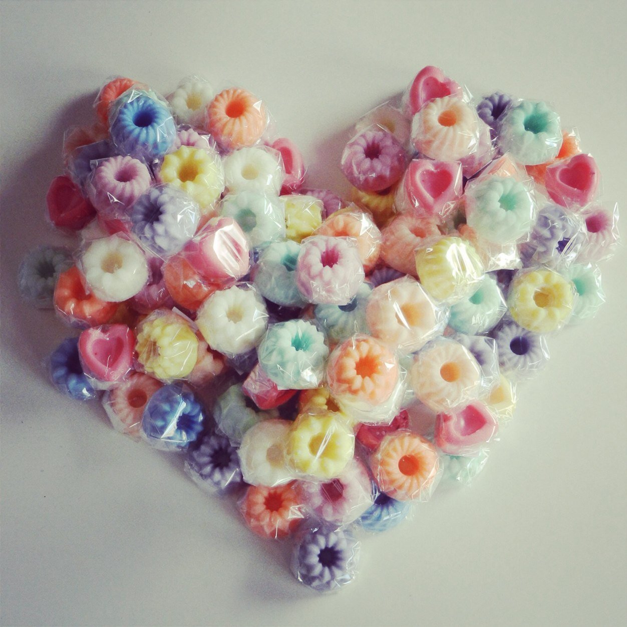 ShopbyThessa's profile picture. Webshop met leuk uitziende Soy Scents / Wax Melts in heerlijke geuren om te laten smelten in een oliebrander, en ze passen gewoon door de brievenbus!