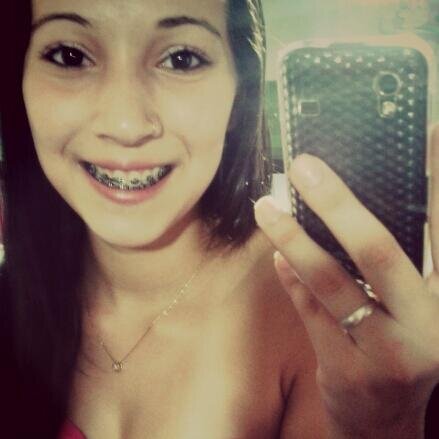 Carolina de Oliveira Costa. 18 anos. Libriana. Gremista. http://t.co/2WE07xP8hY (y)'
