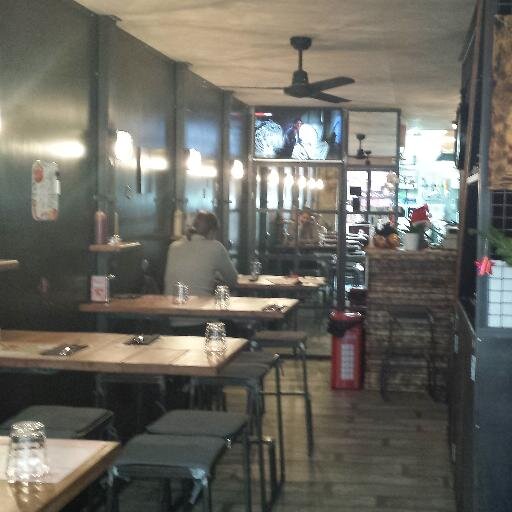 Spécialité: Burgers et Frites maison - Salle privatisable gratuite - Soirées étudiantes - Musique live - Expos photos - Menu cocktails -