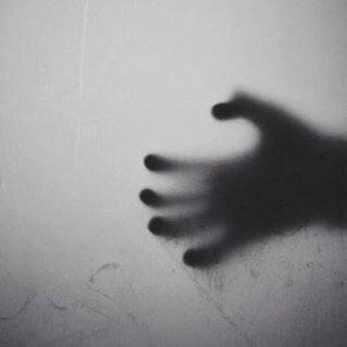 تبعثرني حياتي فأبعثر حكاياتي هنا .