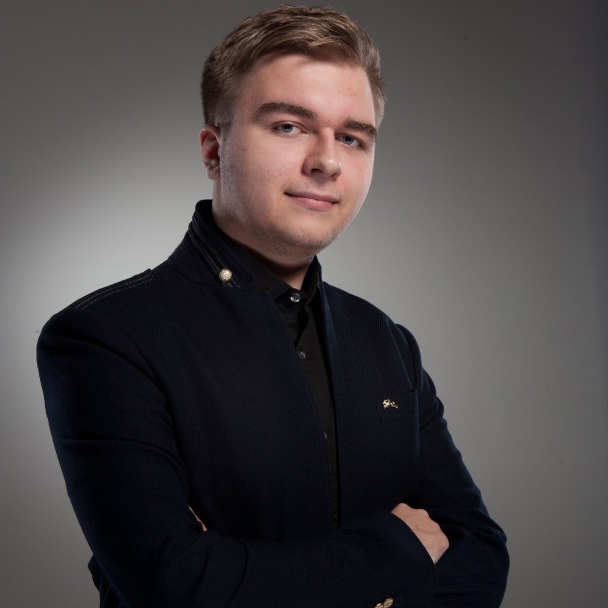 Actor, voice actor, singer and interpreter from Ukraine. 
Actor, actor de voz, cantador y interpretador de Ucrania.