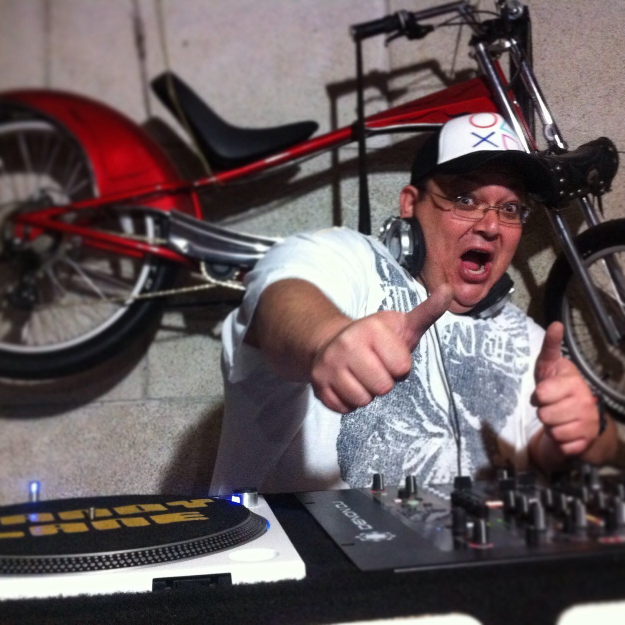 Amante de la musica, Dj desde los 12 años y para toda mi vida, activo con los mk2..