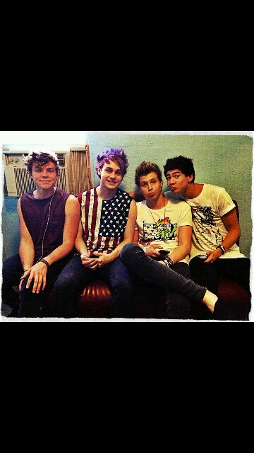 Hiiii you. Yes you reading this, I love you beautiful and so dose 5sos ♡. #5sosfam