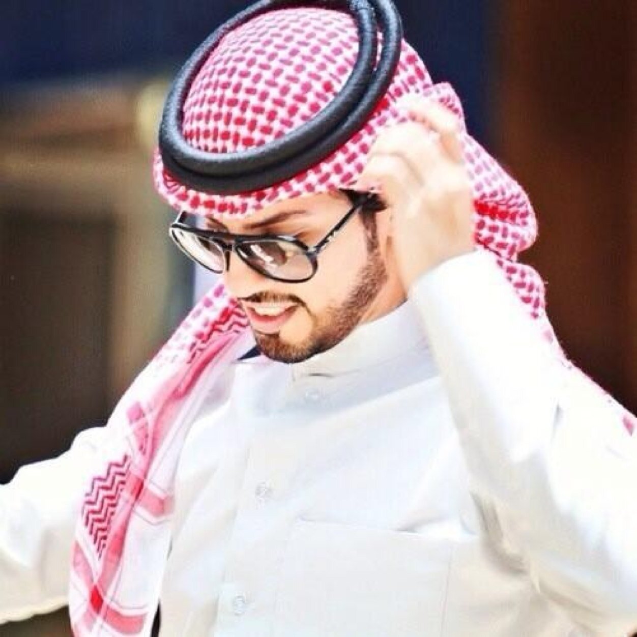 كن راقياً بفكرك ، بكتاباتك ، بأفعالك ؛ بأخلاقك ستجذب إليك قلوب الناس وإن كانوا لا يعرفون عنك شيئاً .!
