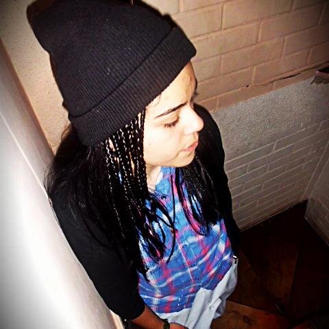 Hola^^ ,me llamo romina, tengo 16 años soy de chile amante del rap, soy buena onda, con los que saben llegar a mi:)