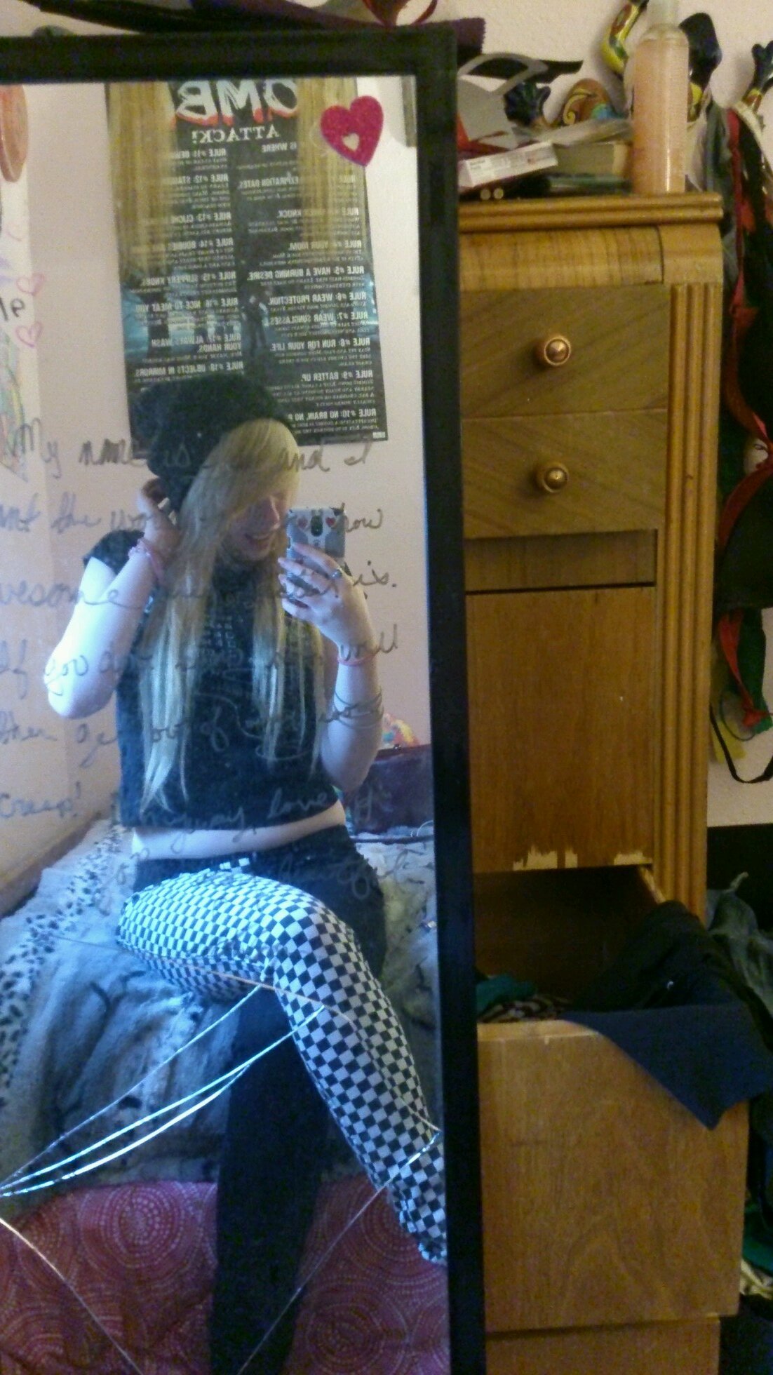 Just a stoner who loves to have fun! Follow me and smoke on(;