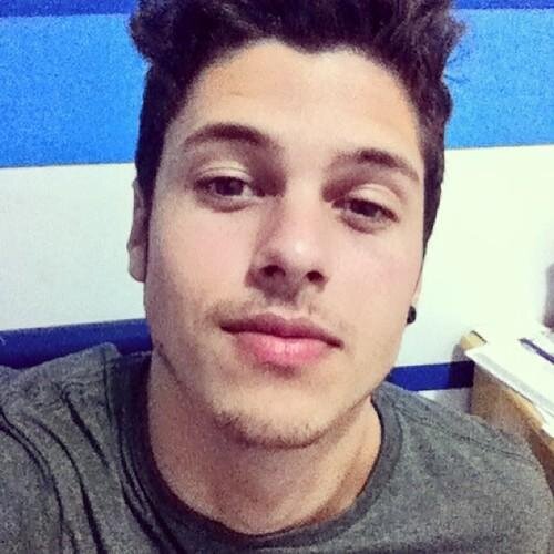 23, publicitário, namoro, tenho carro e sou lindo nas horas vagas :-)