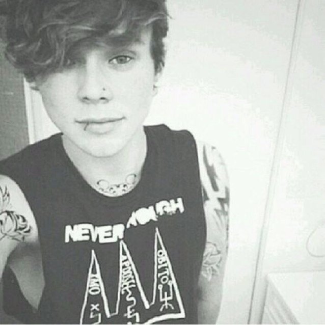 The names Jay James Smith, but most people call me James... Drummer in a band, Inspired by thee amazing 5sos!