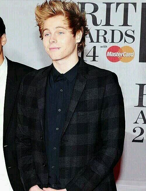 Please follow @pooshires bc shes fabulous and cute. x