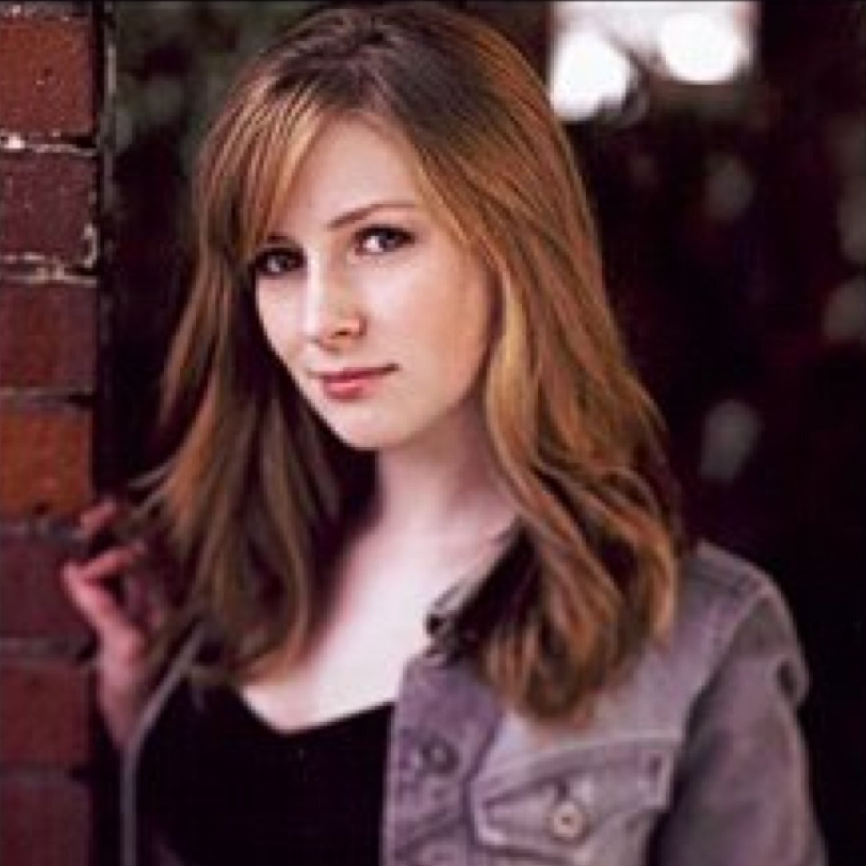 Heyy I'm Sophia. I'm 17 years old. I love @amazingjakem. I'm also Klaine's daughter. My older bro is Logan. New Directions member. (RP)