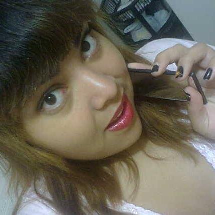 Sou viciada em games e amo meus amigos e família.