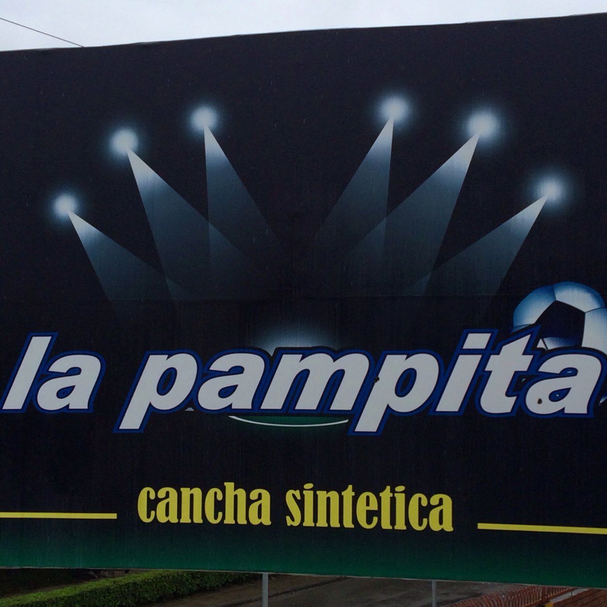 La Pampita cancha sintentica, ubicada en la Av. Orillas del Zamora 1415 e Isidro Ayora. Teléfonos: 261-3117 cel: 0993272784