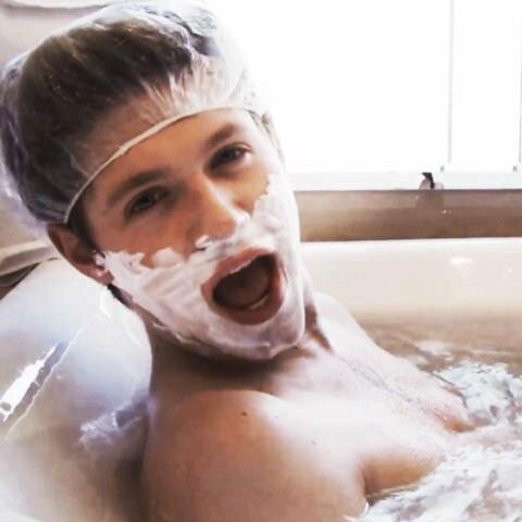 Niall Horan? Casaria, muito sexo, beijos                                                                                                        @CupcakeOf_Louis