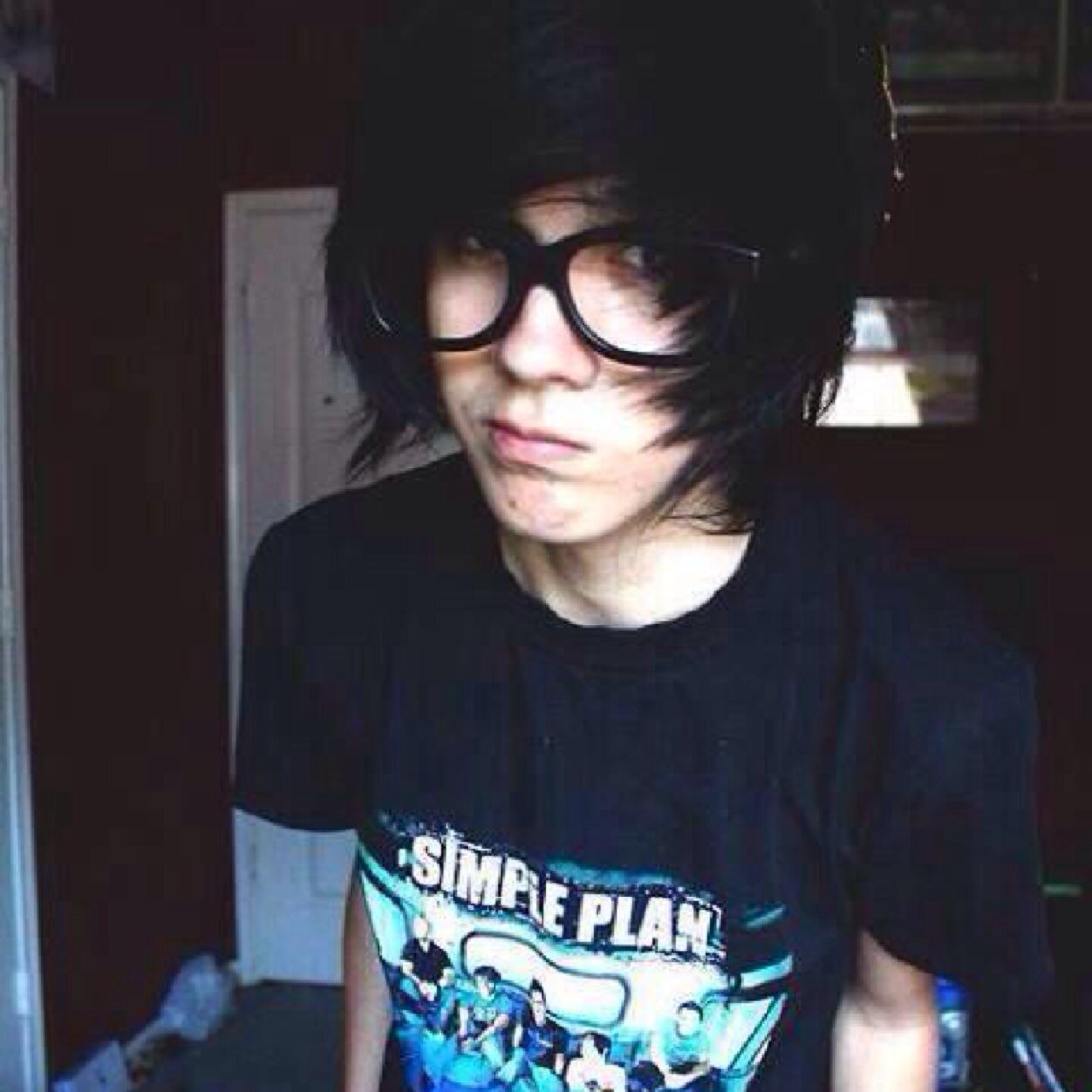 Hello I'm Chris 18 working in a band, single just found out xxx , bi / message me and follow me I follow back @brendonkenwayy is my brother you hurt him I'll ki