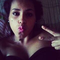 Eu sou uma pessoa cheia de sonhos,cheia de amigos, muito alto astral, mas que adora se sentir livre, não gosto de nada forçado,acho q tudo no seu tempo. :]]