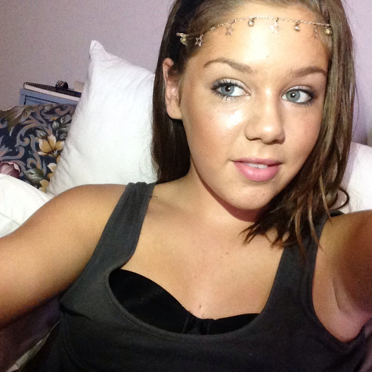 Hello :3 
So as you should know i am olivia 
And I'm 13 years old :3
Just a couple of facts haha :p