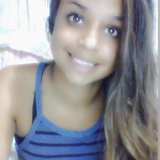 A maior virtude do ser humano, é manter um sorriso nos lábios enquanto o coração explode de dor!