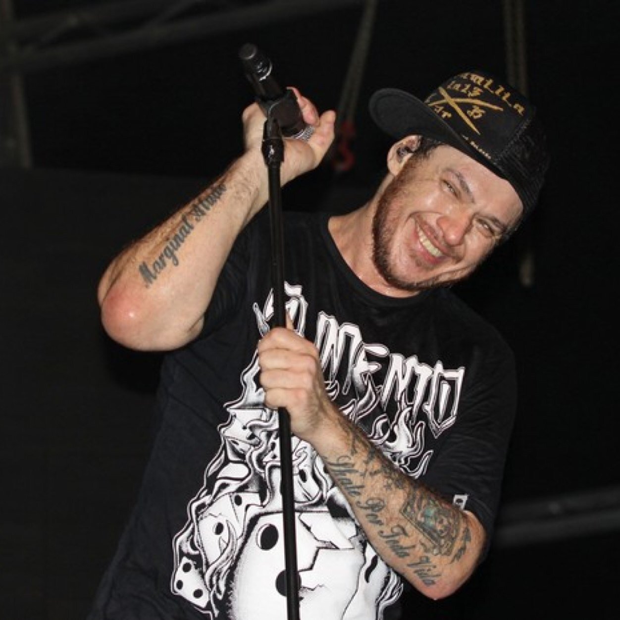 Mais a vida tinha um Sonho e Separou a gente!

Ídolo não morre ele vira Lenda!
Homenagem ao Chorão com suas frases inesquecíveis!