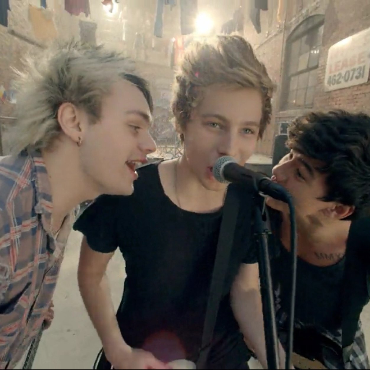 I just want 5sos . luke follows on @memememarie 2 girls supporting the boys❤️