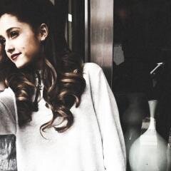ariana is the queen of life ♡
