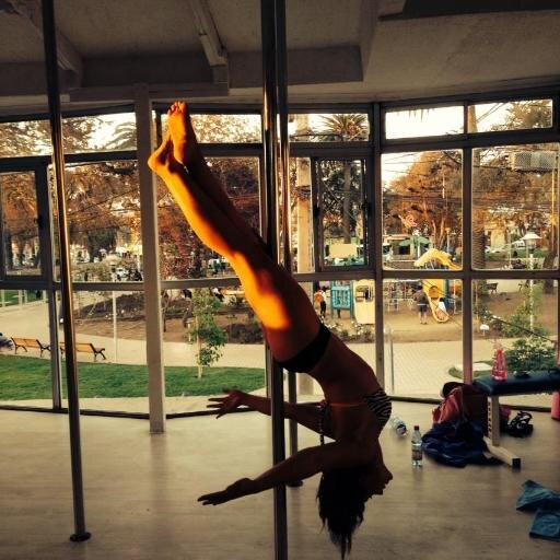Soy de esas a la antigua que cree en Dios y en el Diablo...!! Instructora de Pole Dance.