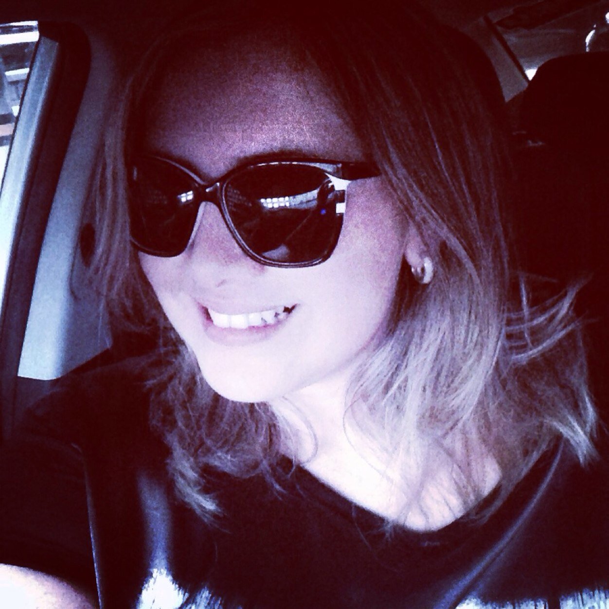 Apresentadora nas manhãs da A3 FM 91.3 e agência exclusiva da emissora para fins comerciais.