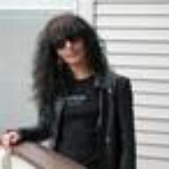 всем привет я веселая девушка люблю музыку и просто шукти)) добавляйтесь)) хихи