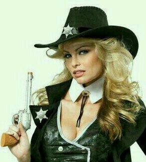 Howdy, name's Galen,Kylie Galen. I am an Assassin and A brave woman that ain't afraid of nothin. Ancsetor of @ModernGalen   #ACRP #OC