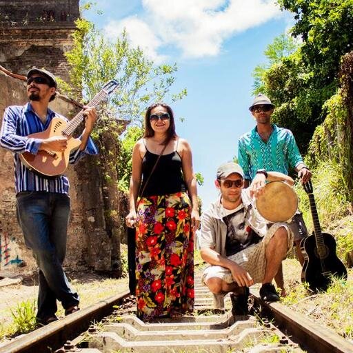 Grupo que lança mão do ideário tropicalista e tenta fazer música descompromissada c/ nacionalismos e regionalismos.João Pessoa - Paraíba - Brasil.