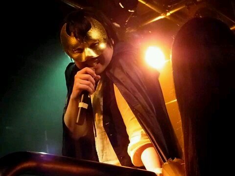 小ネタに情熱をかける仮面の男。弾き語りといいながらギターは弾かない仮面の男。音楽と笑いの化学反応を研究する仮面の男。 プロデュースしてるのは仮面をつけてない男→@dookiekousuke
